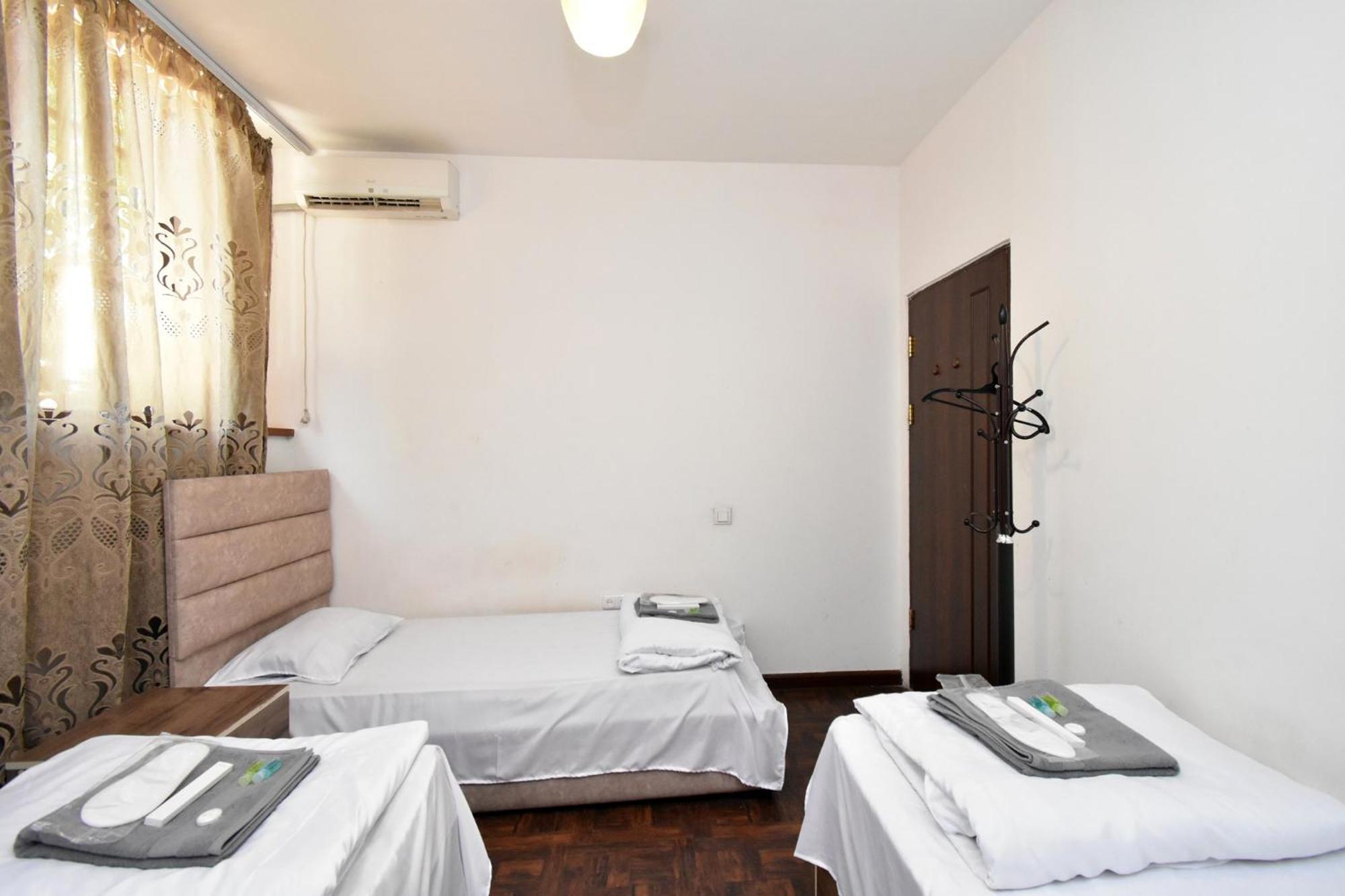 Aaa Hotel Ереван Екстериор снимка