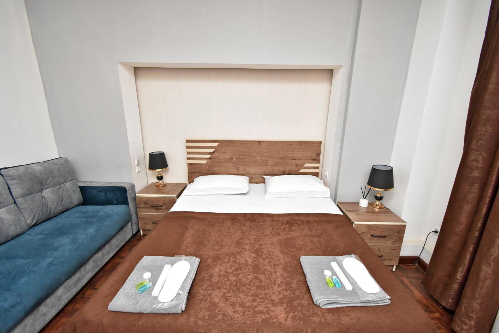 Aaa Hotel Ереван Екстериор снимка