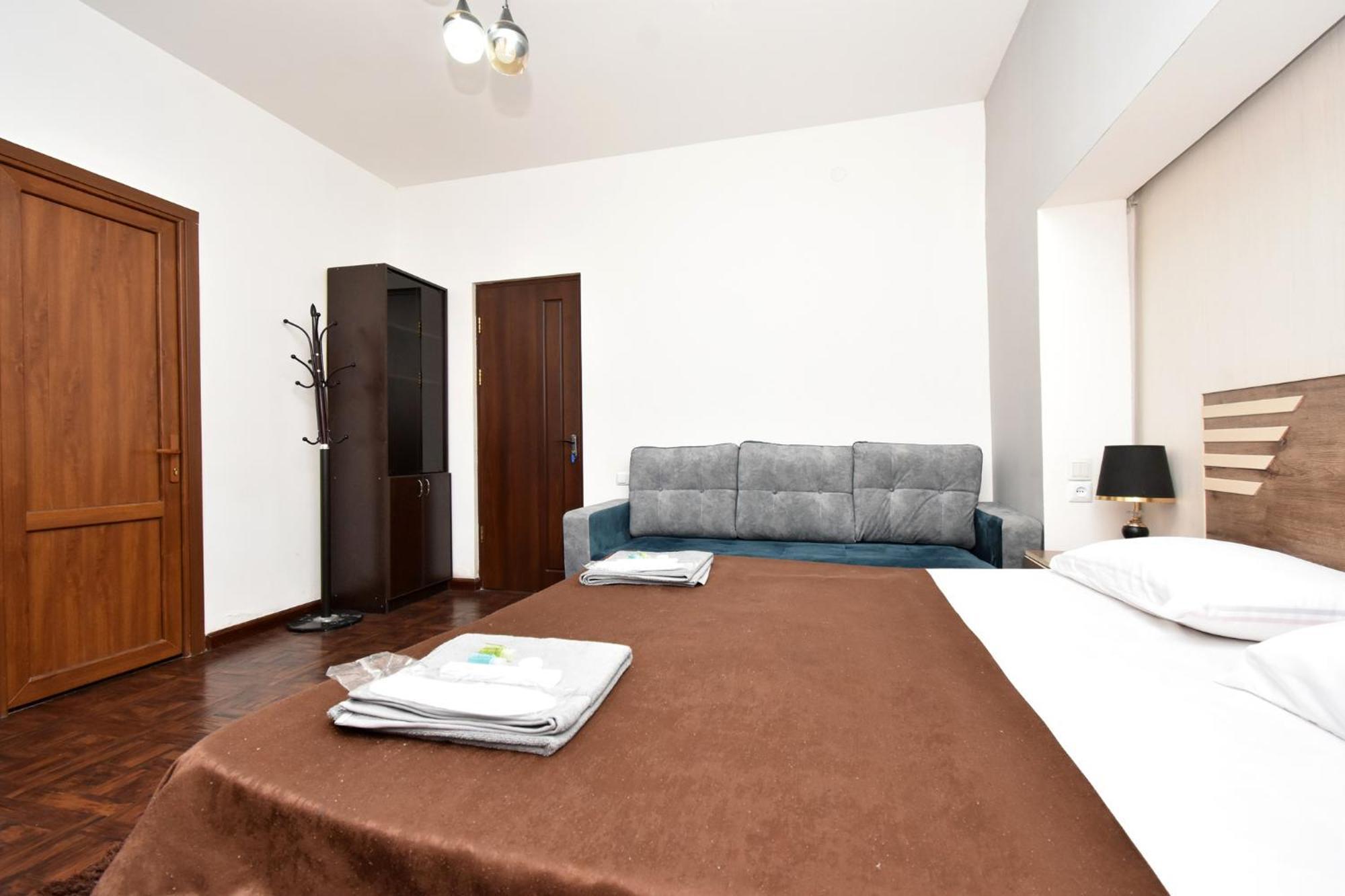 Aaa Hotel Ереван Екстериор снимка